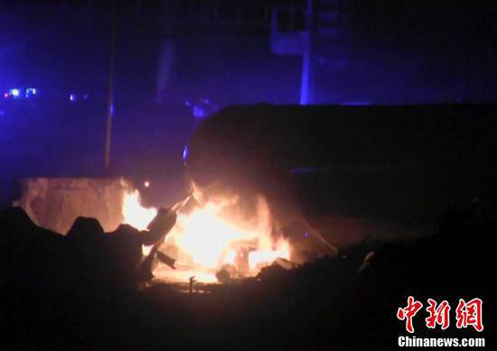 火災(zāi)現(xiàn)場，可以看到一個儲氣罐正在熊熊燃燒。