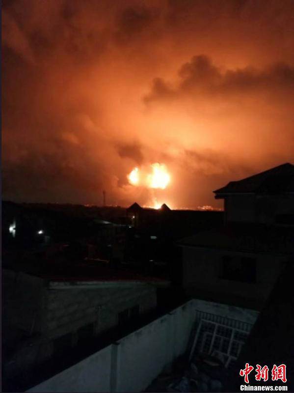 當?shù)貢r間10月7日，加納首都阿克拉市區(qū)北部一燃氣站當晚發(fā)生爆炸，造成至少2人死亡。從視頻截圖畫面來看，現(xiàn)場火光沖天，火勢兇猛。