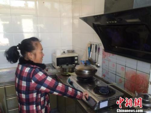 圖為居民用燃?xì)庠钭鲲?。　李庭?攝