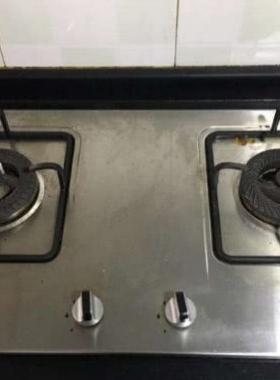 燃?xì)庠羁偸浅觥包S火”？清理火眼或撥動灶底的小鐵片，火力一下變正常